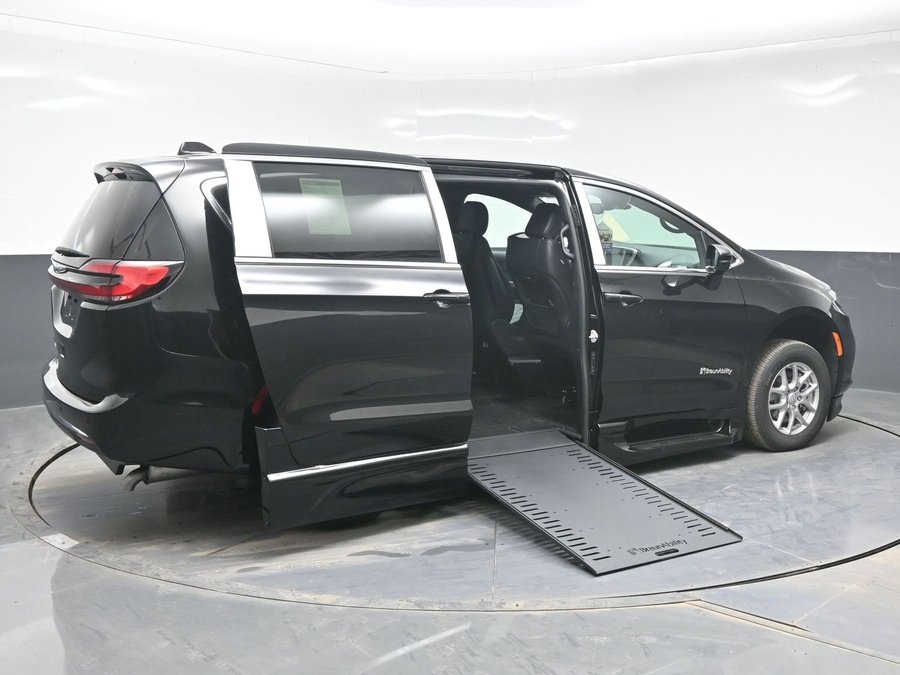 Black Chrysler Pacifica image number 6