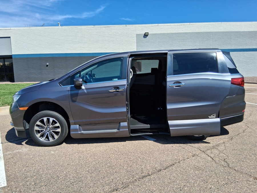 Grey Honda Odyssey image number 19