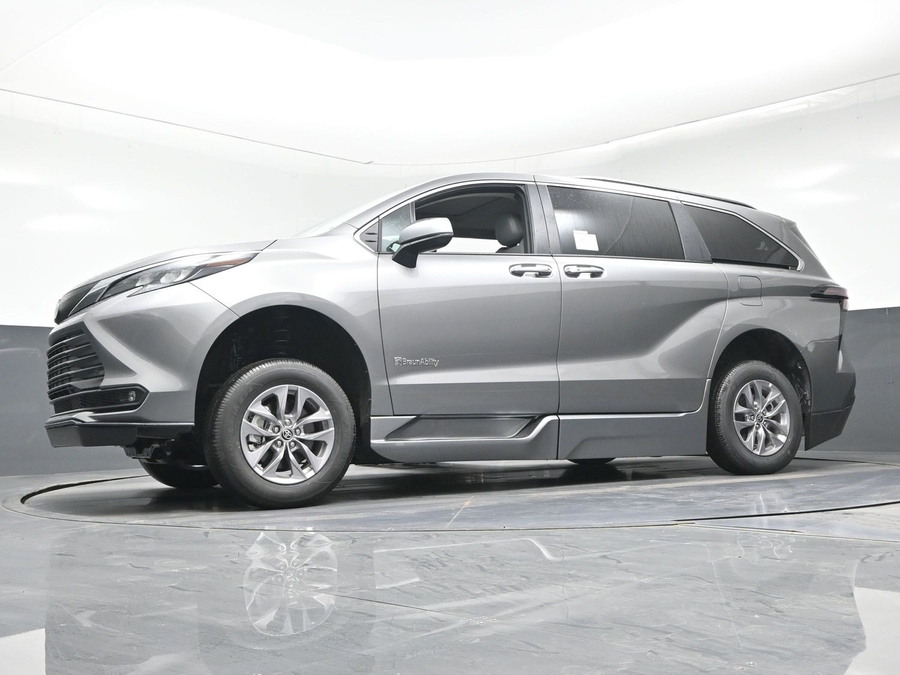 New 2026 Toyota Sienna Hybrid XLE Base - BraunAbility Side Entry Entry Fold Out Automatic Ramp