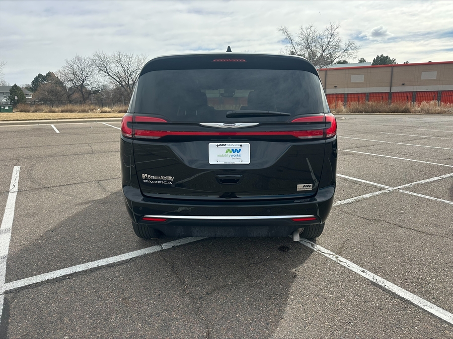 Black Chrysler Pacifica image number 9