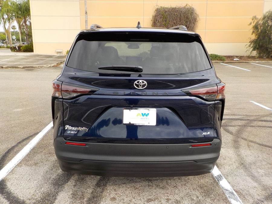 Blue Toyota Sienna image number 28