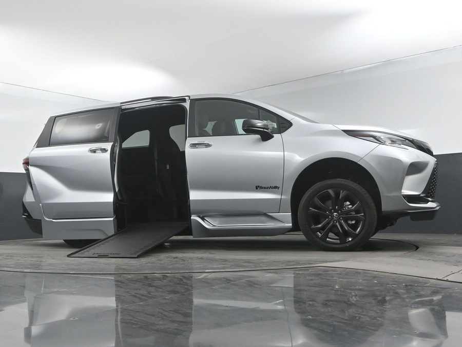 New 2025 Toyota Sienna Hybrid XSE - BraunAbility Side Entry Entry In Floor Automatic Ramp