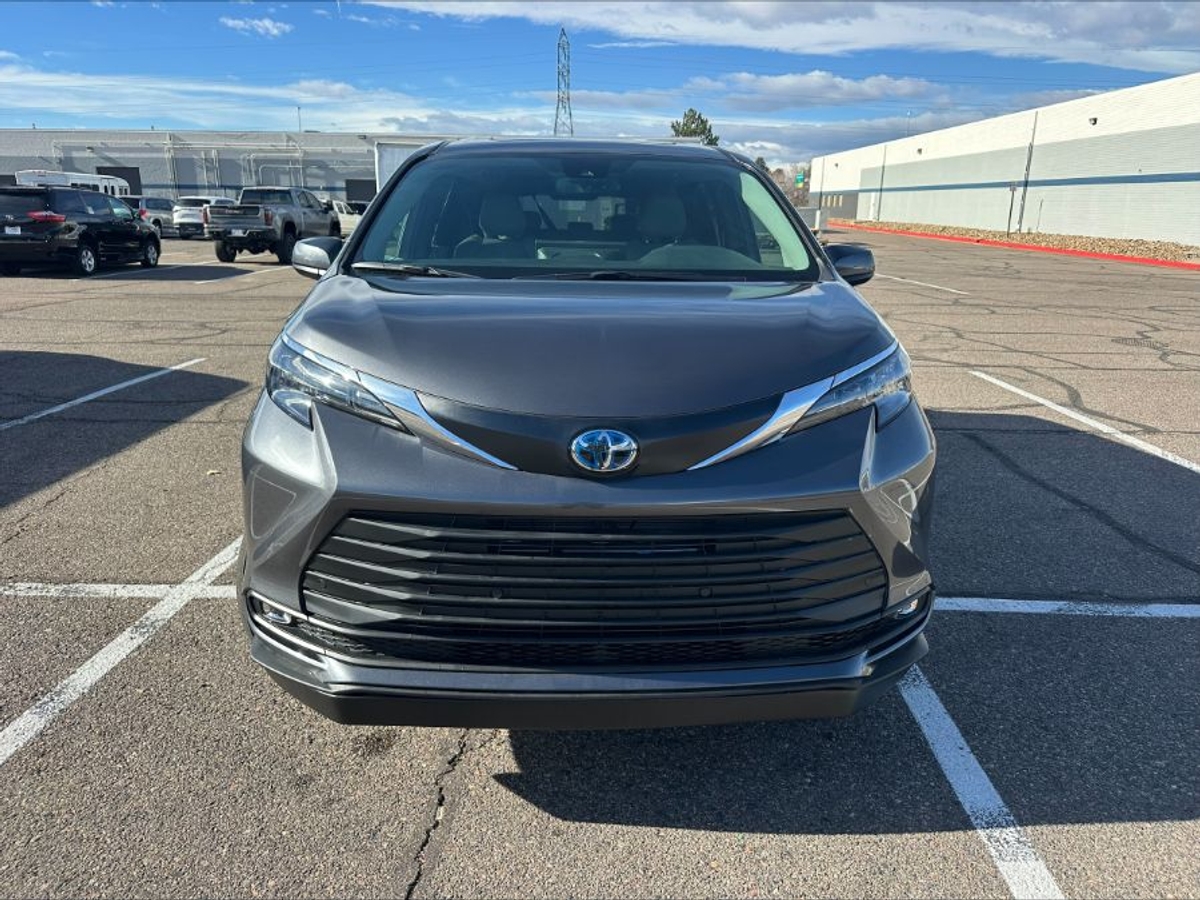 2025 TOYOTA SIENNA - Image 4