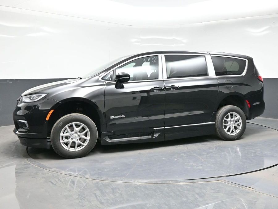 Black Chrysler Pacifica image number 2