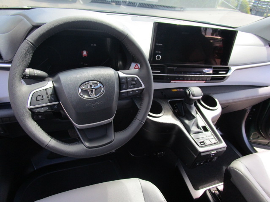 New 2026 Toyota Sienna Hybrid XLE Base - BraunAbility Side Entry Entry Fold Out Automatic Ramp