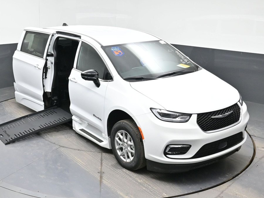 New 2026 Chrysler Pacifica Select Safety - BraunAbility Side Entry Entry Fold Out Automatic Ramp
