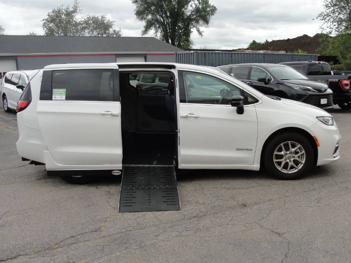 2024 CHRYSLER PACIFICA - Image 8