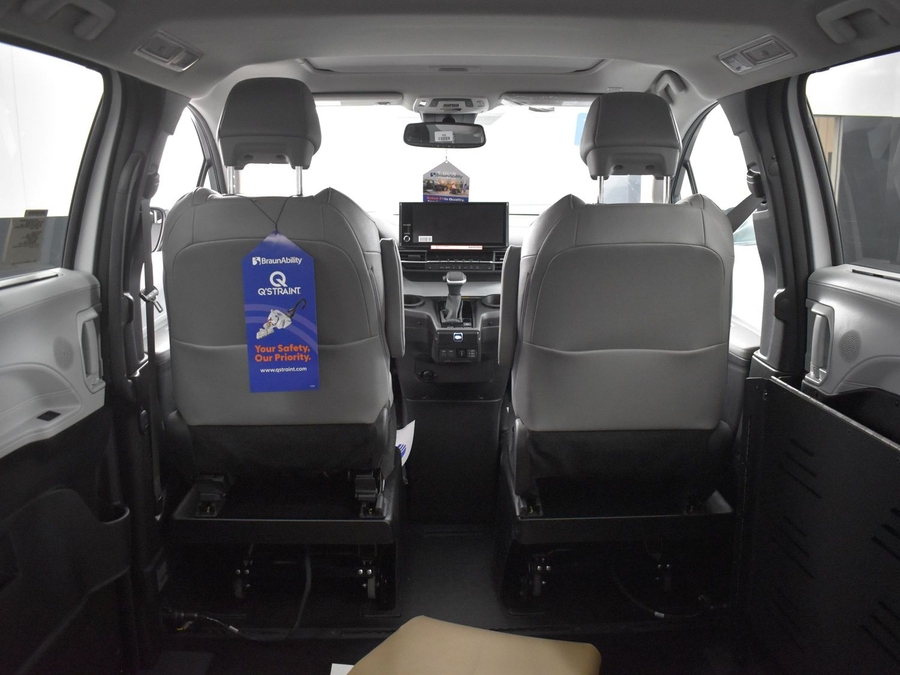 New 2025 Toyota Sienna Hybrid XLE Base - BraunAbility Side Entry Entry Fold Out Automatic Ramp