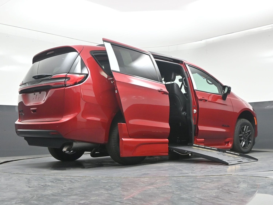 New 2027 Chrysler Pacifica Select Sport - BraunAbility Side Entry Fold Out Automatic Ramp