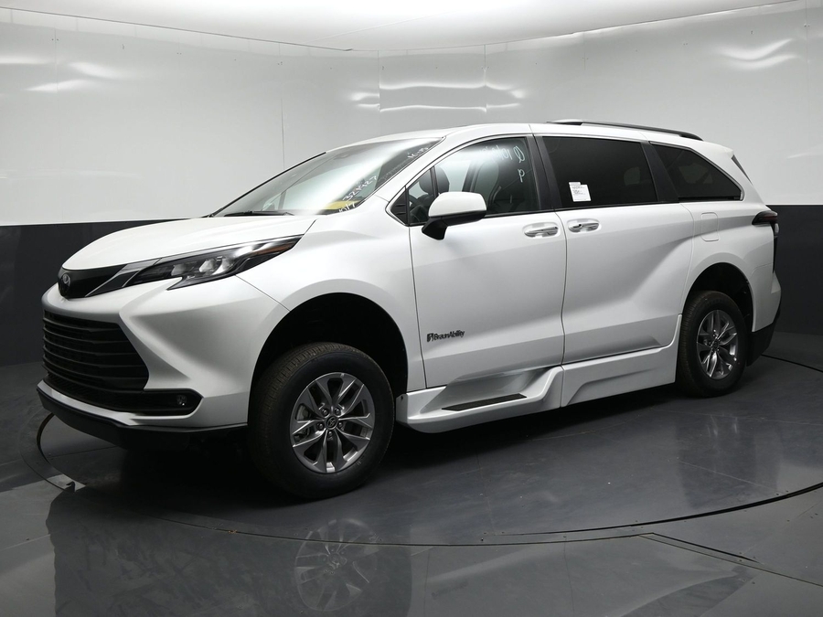 New 2026 Toyota Sienna Hybrid XLE Base - BraunAbility Side Entry Fold Out Automatic Ramp