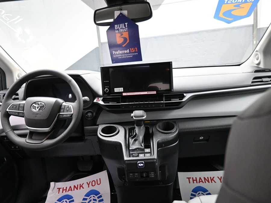 Grey Toyota Sienna image number 25