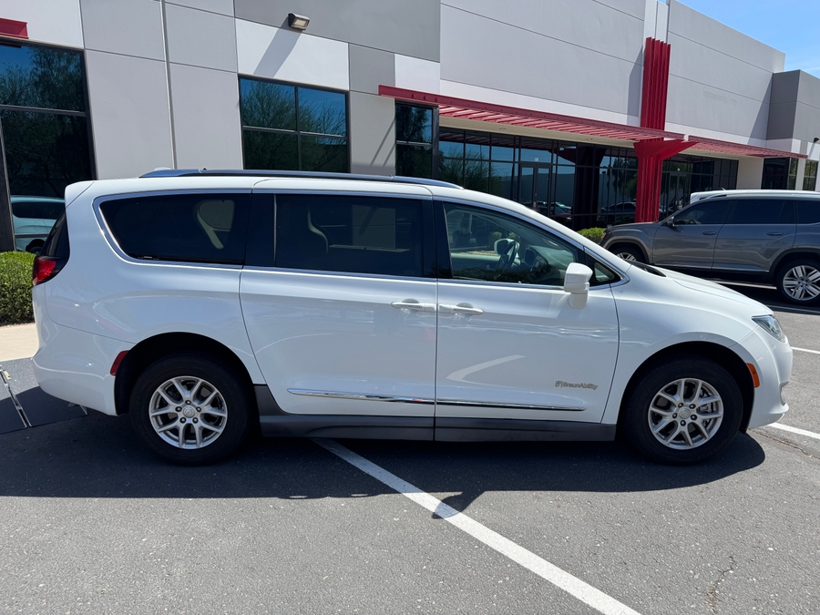 Used 2020 Chrysler Pacifica Touring L - BraunAbility Side Entry Entry Fold Out Manual Ramp
