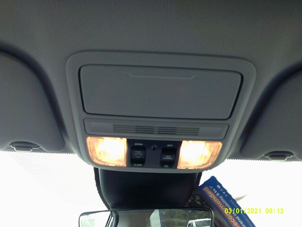 Silver Honda Odyssey image number 13