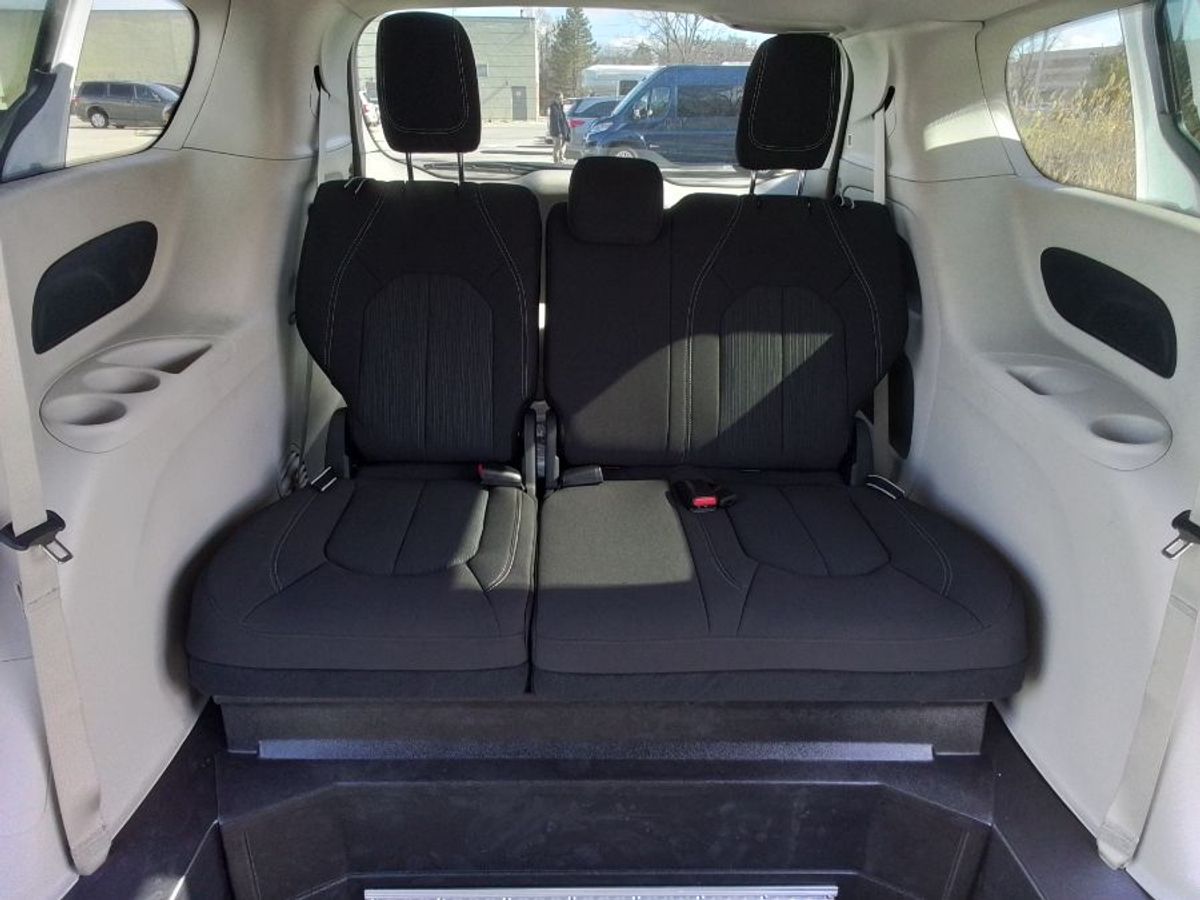 White Chrysler Voyager image number 11