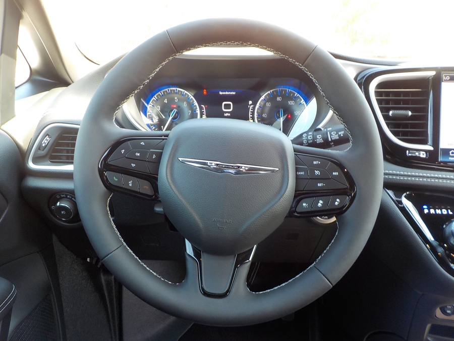 White Chrysler Pacifica image number 32