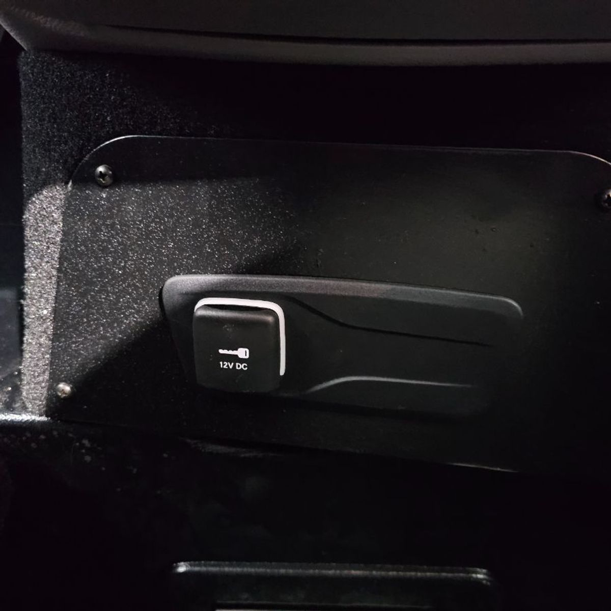 White Chrysler Voyager image number 29