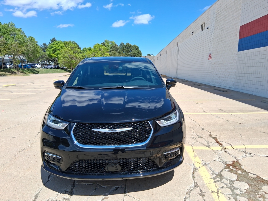 Número de imagen Chrysler Pacifica negro 1