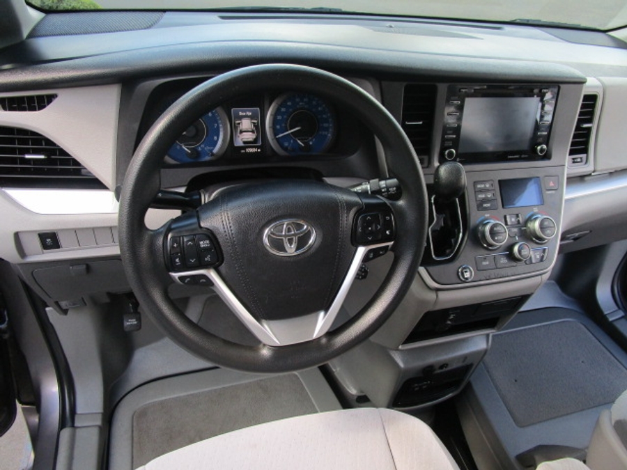 Used 2020 Toyota Sienna LE - BraunAbility Side Entry Entry Fold Out Automatic Ramp