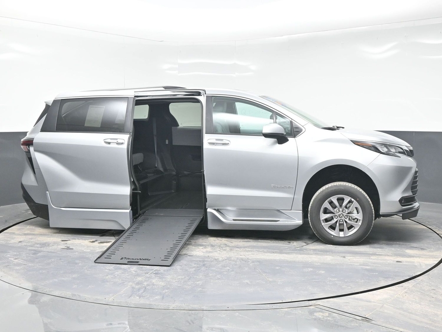 New 2025 Toyota Sienna Hybrid XLE Plus - BraunAbility Side Entry Entry In Floor Automatic Ramp
