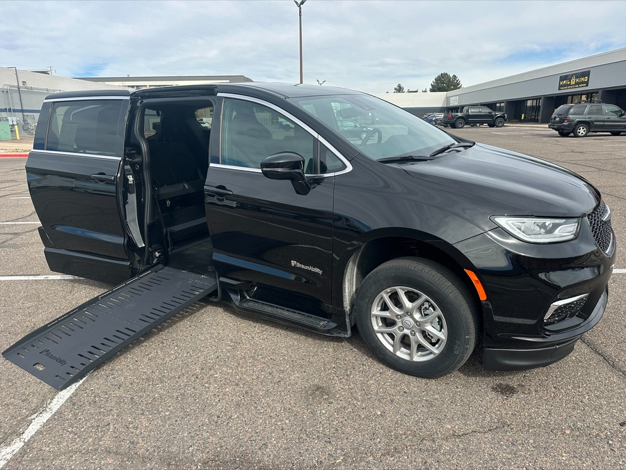 Black Chrysler Pacifica image number 7