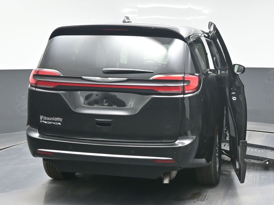 Black Chrysler Pacifica image number 5