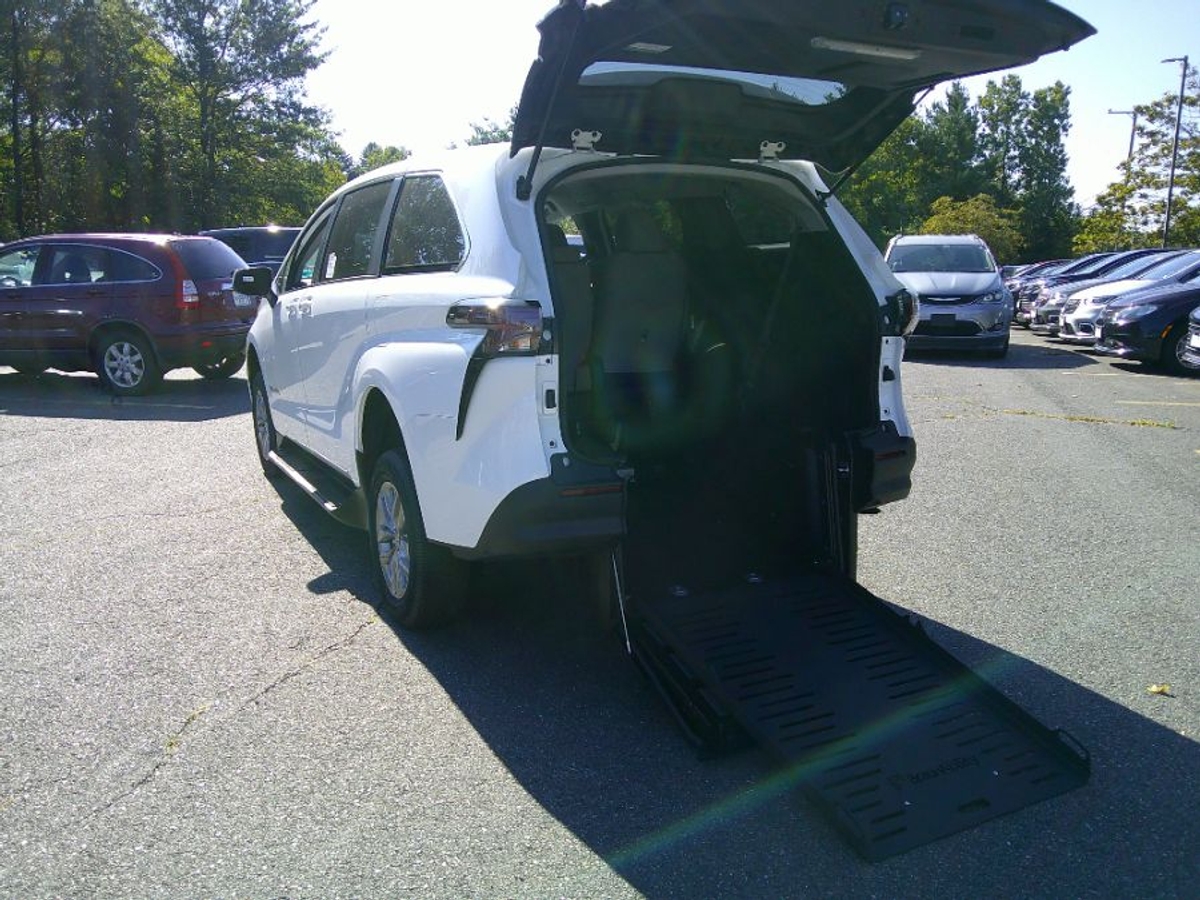 White Toyota Sienna image number 10