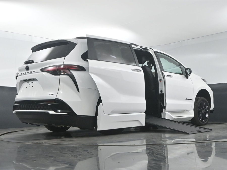 New 2025 Toyota Sienna Hybrid XSE Sport - BraunAbility Side Entry Entry In Floor Automatic Ramp