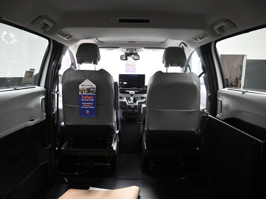 New 2026 Toyota Sienna Hybrid XLE Base - BraunAbility Side Entry Entry Fold Out Automatic Ramp