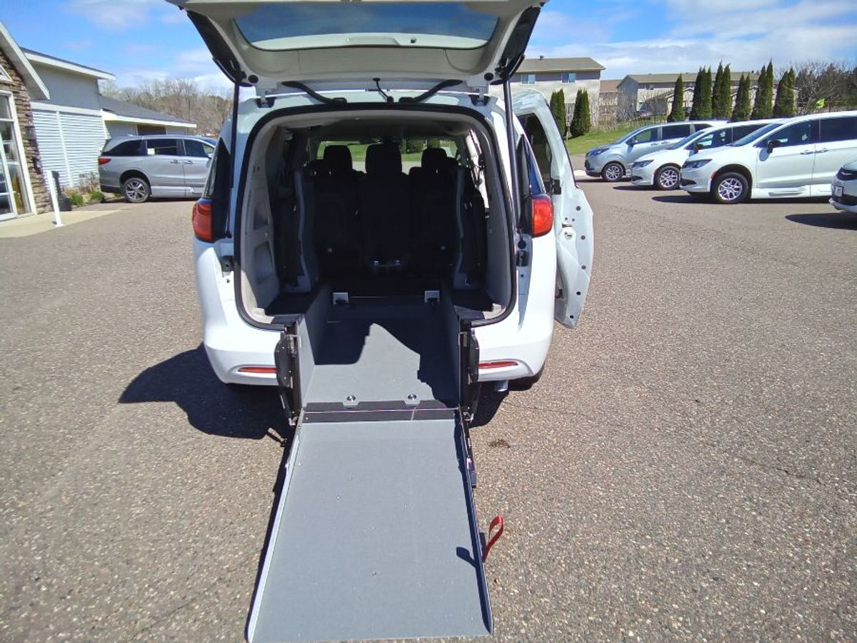 2024 CHRYSLER VOYAGER - Image 1