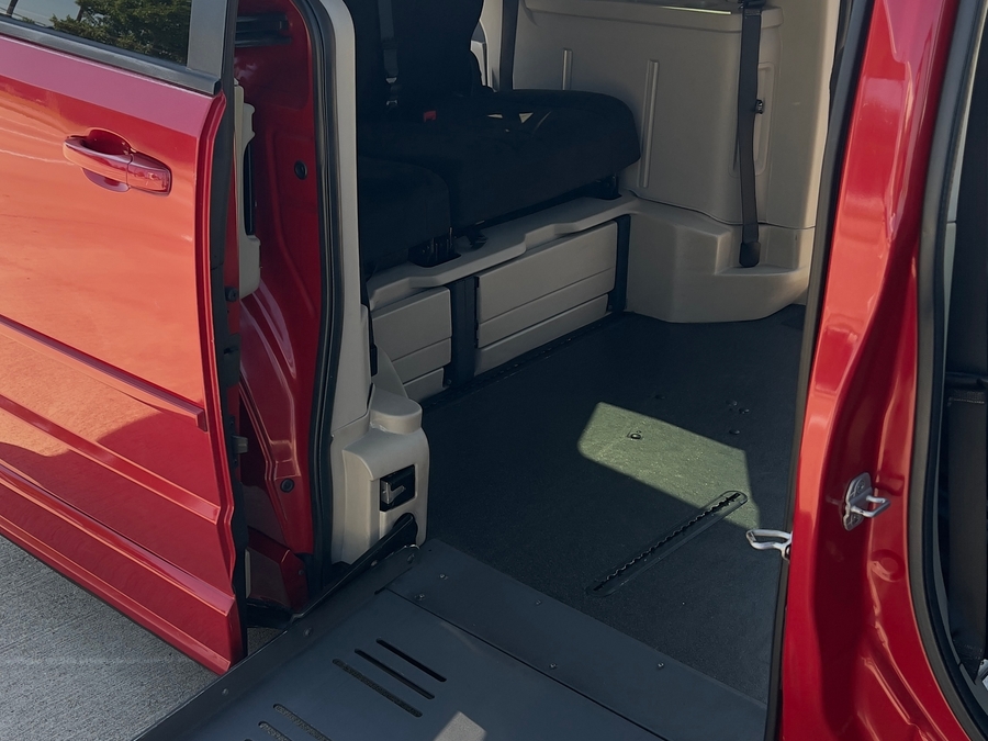 Used 2013 Dodge Grand Caravan SE - BraunAbility Side Entry Entry Fold Out Automatic Ramp