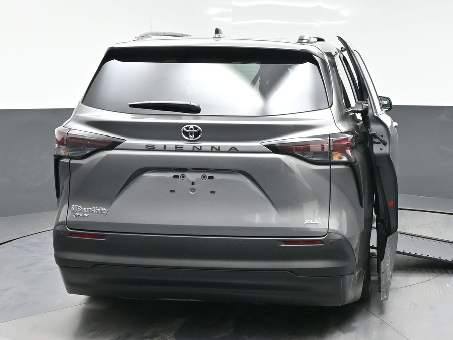 Grey Toyota Sienna image number 5