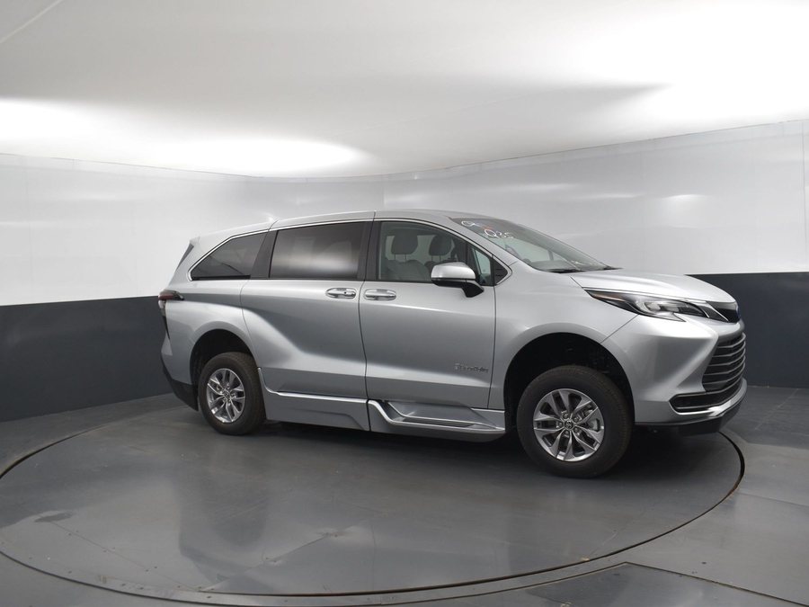 New 2025 Toyota Sienna Hybrid LE - BraunAbility Side Entry Entry Fold Out Automatic Ramp