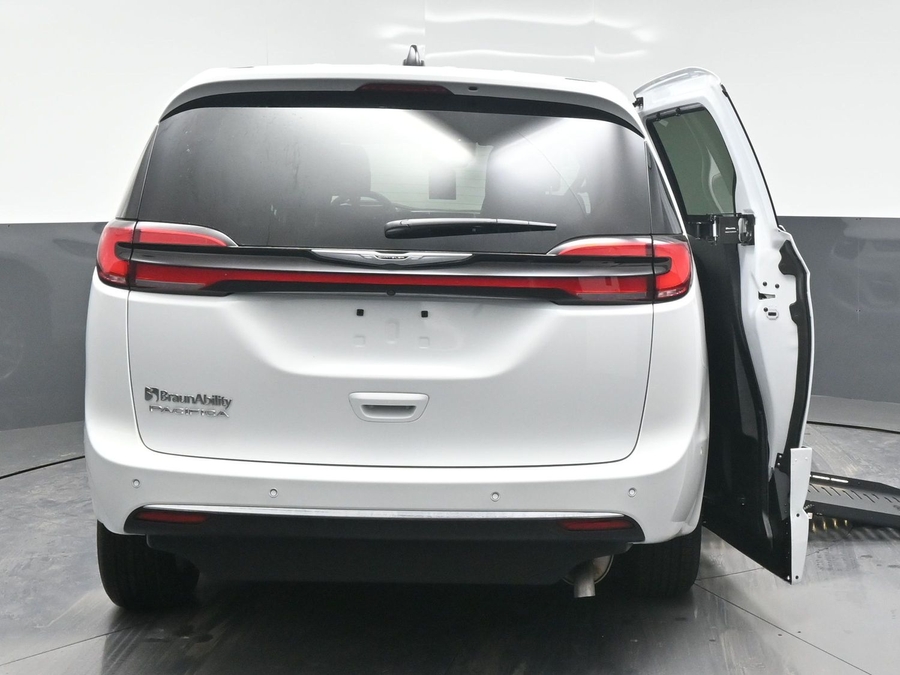 New 2025 Chrysler Pacifica Select Safety - BraunAbility Side Entry Entry Fold Out Automatic Ramp