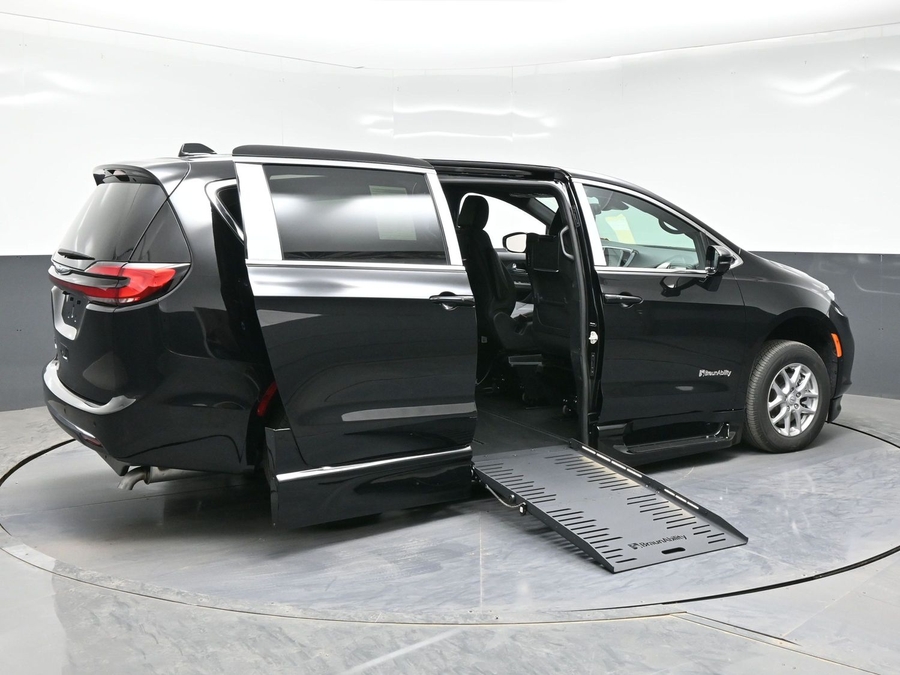 New 2026 Chrysler Pacifica Select Plus - BraunAbility Side Entry Entry Fold Out Automatic Ramp