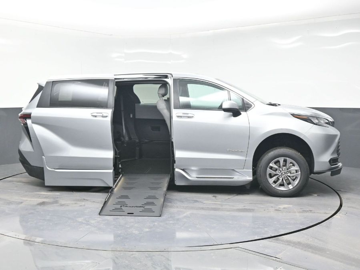 2025 TOYOTA SIENNA - Image 10