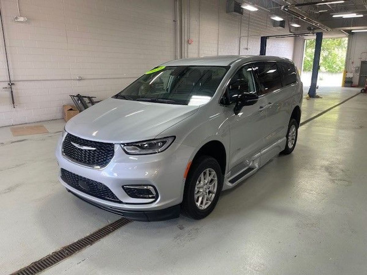 Silver Chrysler Pacifica image number 2