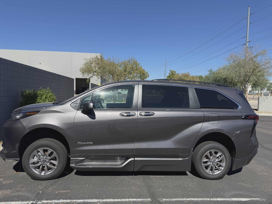 Used 2022 Toyota Sienna Hybrid XLE Base - BraunAbility Side Entry Entry In Floor Automatic Ramp