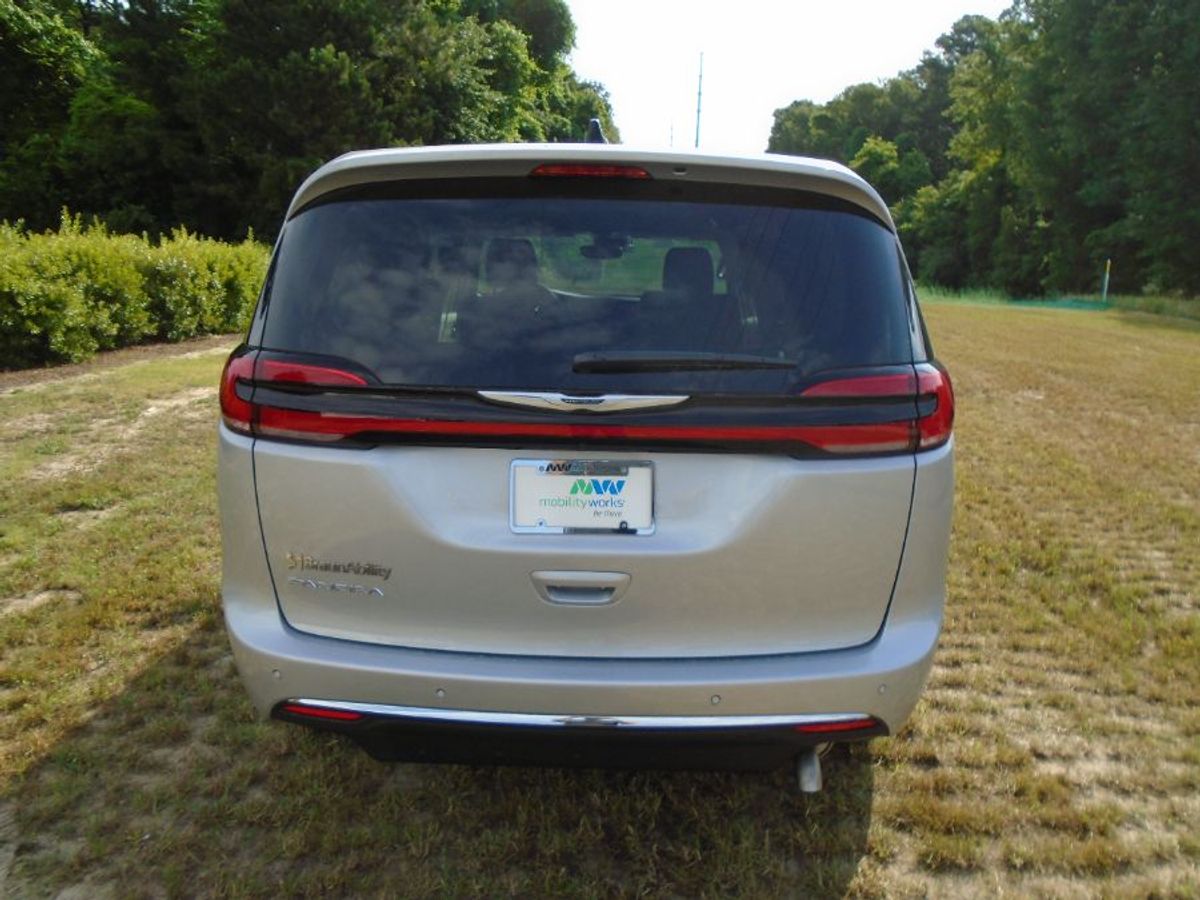 Silver Chrysler Pacifica image number 24