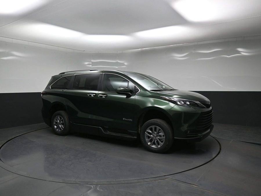 New 2026 Toyota Sienna Hybrid XLE Base - BraunAbility Side Entry Fold Out Automatic Ramp