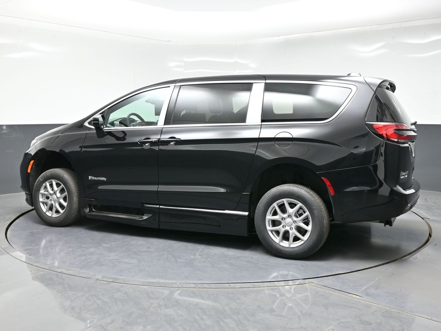 Black Chrysler Pacifica with Side Entry Automatic In Floor ramp