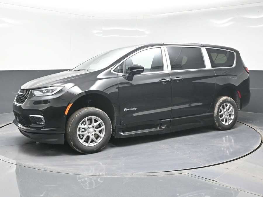 Black Chrysler Pacifica image number 2