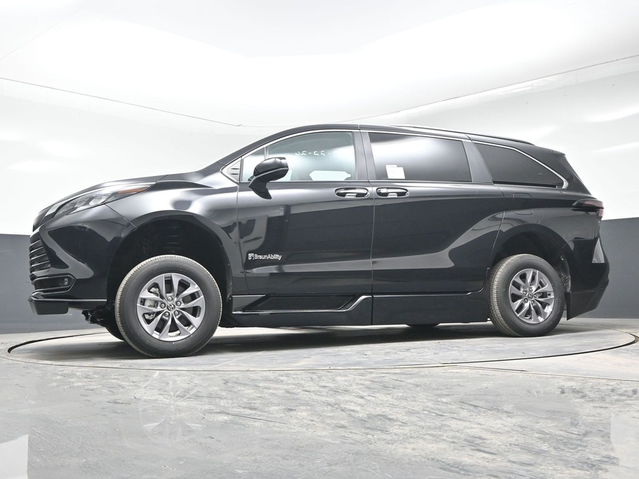 Black Toyota Sienna image number 19