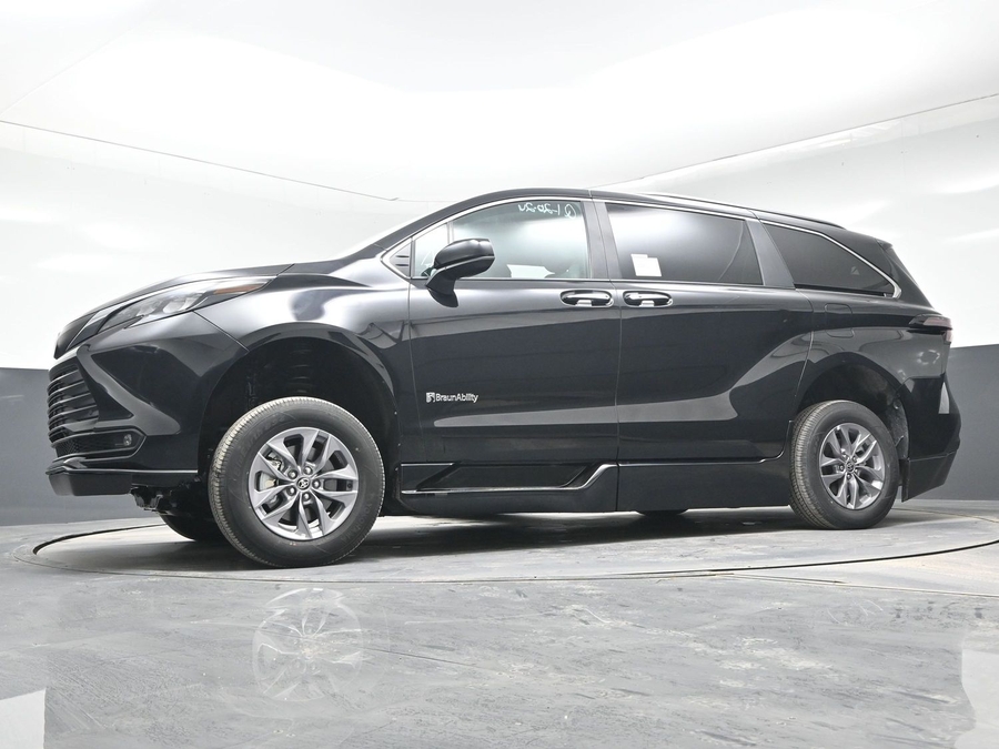 Black Toyota Sienna image number 19