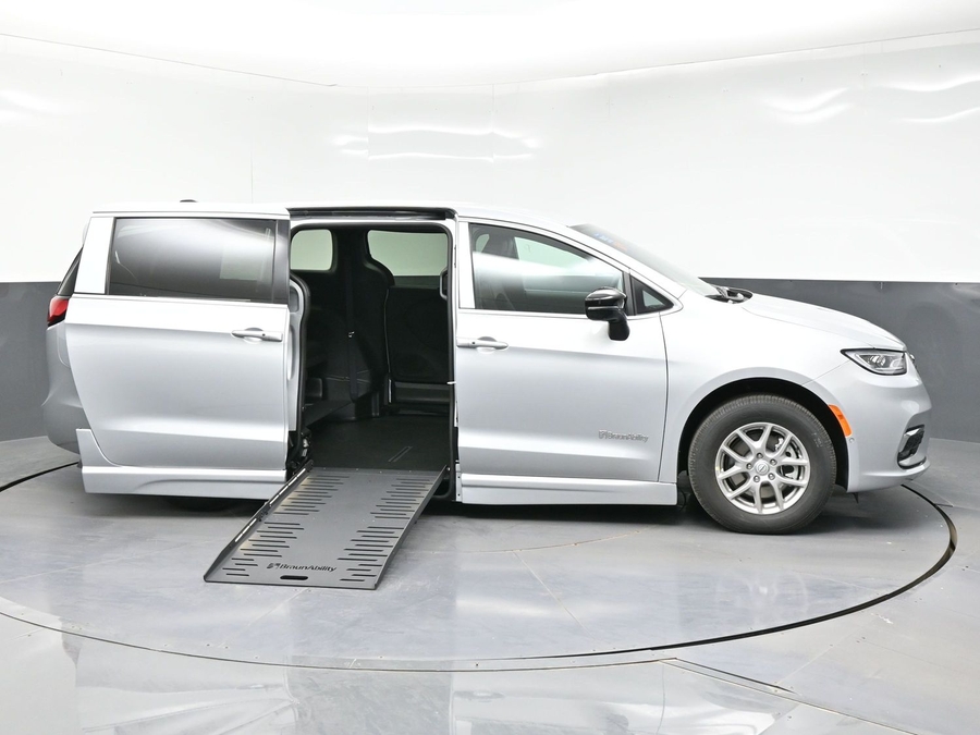 Silver Chrysler Pacifica image number 9