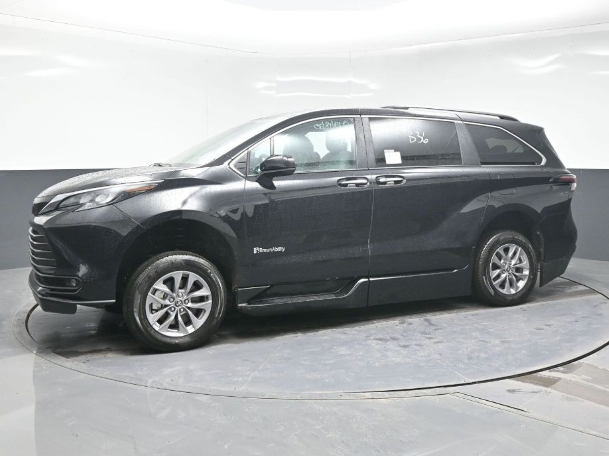 Black Toyota Sienna image number 12