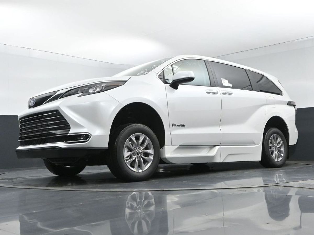 White Toyota Sienna image number 10