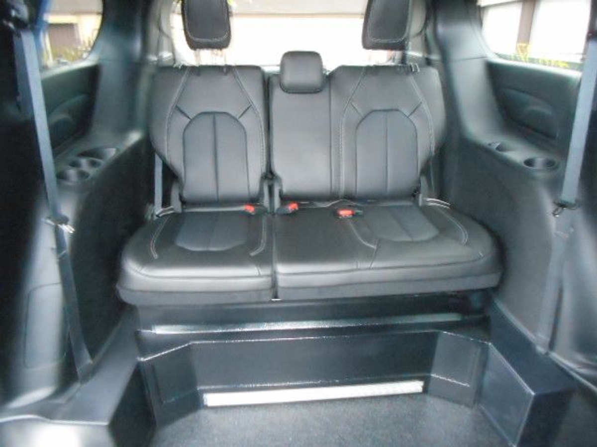 Blue Chrysler Pacifica image number 19