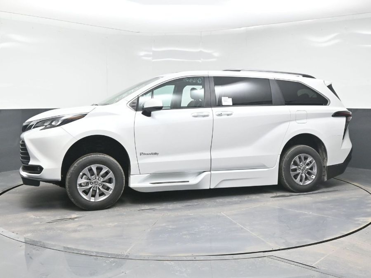 2025 TOYOTA SIENNA - Image 3