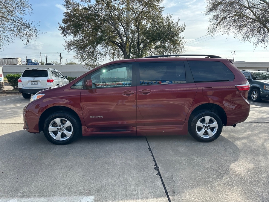 Used 2019 Toyota Sienna LE - BraunAbility Side Entry Entry Fold Out Automatic Ramp