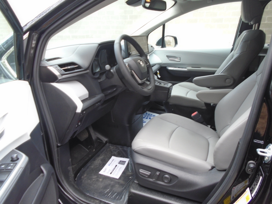 Black Toyota Sienna image number 4